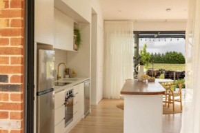 NEW-Stylish Bungalow with Hot Tub